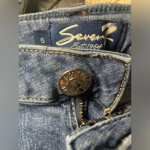 Seven7 Cut-off Denim Shorts 4” size 6 - Picture 6 of 7